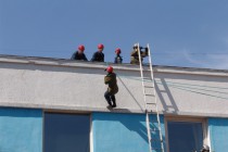 Параллельно при помощи альпинистского оборудования идет эвакуация условных пострадавших с крыши