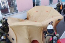 Спасатели разворачивают куб жизни