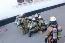 Спасатели разворачивают куб жизни