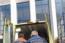 Условного пострадавшего грузят в карету скорой помощи