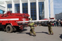 Спасатели снимают раздвижную лестницу с крыши машины