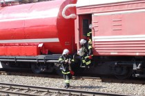 Пожарные разворачивают рукава из пожарного поезда