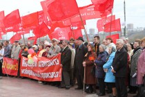 Активисты КПРФ держали в руках красные флаги и транспаранты