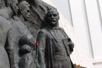 В итоге коммунисты все же смогли возложить цветы в памятнику