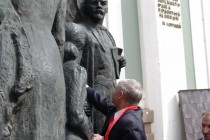 Николай Рябов возлагает цветы к памятнику