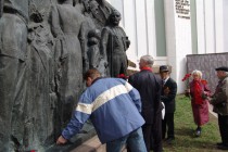 Возложение цветов к памятнику