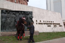 Возложение цветов к памятнику омрачилось конфузом – испугавшаяся лошадь прижалась к памятнику и не желала уходить