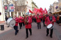 Коммунисты прошлись по главной улице города в сопровождении духового оркестра
