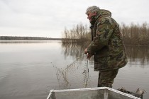 Инспекторы достают из воды как покупные, так и самодельные сети браконьеров