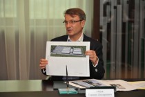 Герман Греф демонстрирует макет будущего центра сопровождения клиентских операций в Нижнем Новгороде