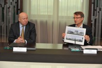 Герман Греф демонстрирует макет будущего центра сопровождения клиентских операций в Нижнем Новгороде