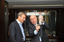 Валерий Шанцев демонстрирует Герману Грефу серебряную монету на дне бутылки