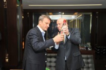 Валерий Шанцев подарил Герману Грефу бутылку нижегородской водки