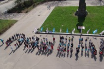 Активисты образовали своими телами слово Победа