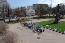 Активисты образовали своими телами слово Победа