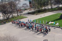 Активисты образовали своими телами слово Победа