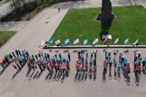 Активисты образовали своими телами слово Победа