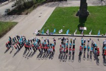 Активисты образовали своими телами слово Победа