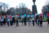 По команде организаторов активисты выстраивали буквы