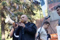 Позже Захар Прилепин все же вышел на  импровизированную сцену