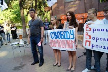 Борис Немцов при выступлении рупором решил не пользоваться, полагаясь на силу собственных легких