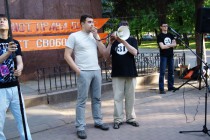 Организаторы митинга не смогли наладить громкоговорящую связь и по старинке воспользовались рупором