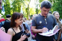 Руководитель пресс-службы НРО Единой России Дарья Левченко также получила автограф на память от Бориса Немцова
