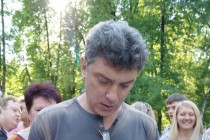 Борис Немцов перед началом митинга раздает автографы на своем докладе