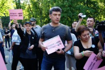 Борис Немцов с участниками митинга