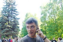 Борис Немцов по телефону узнает о событиях в Москве, где власти митинг не санкционировали