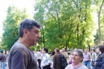 Борис Немцов пришел на митинг Стратегия-31 со своей мамой