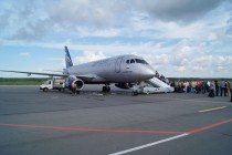 Sukhoi SuperJet 100 принимает пассажиров на борт