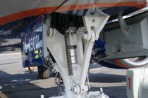 Sukhoi SuperJet 100. Передняя стойка