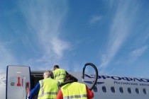 Бригада уборщиков поднимается на борт Sukhoi SuperJet 100