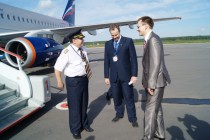Командир воздушного судна (слева) рассказывает о полете представителю Аэрофлота и гендиректору нижегородского аэропорта