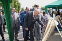 Валерий Шанцев выбирает магнит на холодильник