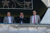 Представитель Нижегородской области в Москве Сергей Потапов (справа) наблюдает за матчем