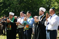 Олег Кондрашов в числе зрителей смотрит за концертом