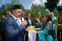 Сити-менеджера угостили татарским народным блюдом чак-чак