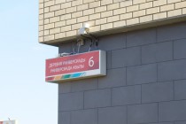 Указатель на одном из корпусов в деревне Унивирсиады