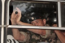 Сотрудники ОМОН закрыли окна и увезли митингующих в УВД по Нижегородскому району, где были составлены протоколы об участии в несанкционированном митинге