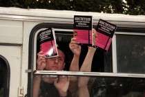 Участники несанкционированного митинга показывали брошюры Конституции РФ из окон автобуса
