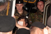 Всех, кто пришел на площадь Свободы в черных футболках с надписью 31, препровождали в автобус