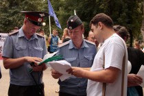 Организаторы Стратегии 31 сразу начали объяснять  полиции, что, по их мнению,  мэрия Нижнего Новгорода не согласовала только митинг, а шествие проводить можно