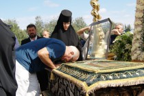 Никита Михалков прикладывается к мощам преподобного Серафима Саровского