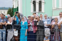 С раннего утра в Дивеевский монастырь шли паломники