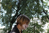 Некоторые участники шествия помимо костюмов несли с собой и зомби-атрибутику