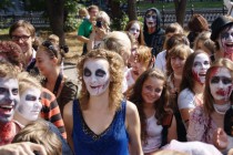 Перед началом акции зомби собрались на общее собрание