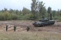 Танк Т-80 готовится к форсированию р.Клязьма