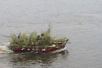 Лодка с разведчиками мотострелкового батальона российско-белорусских войск форсирует водную преграду ( р.Клязьма)